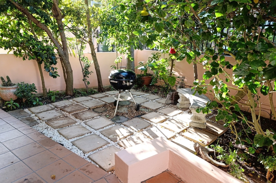 1 Bedroom Property for Sale in Sea Point Western Cape